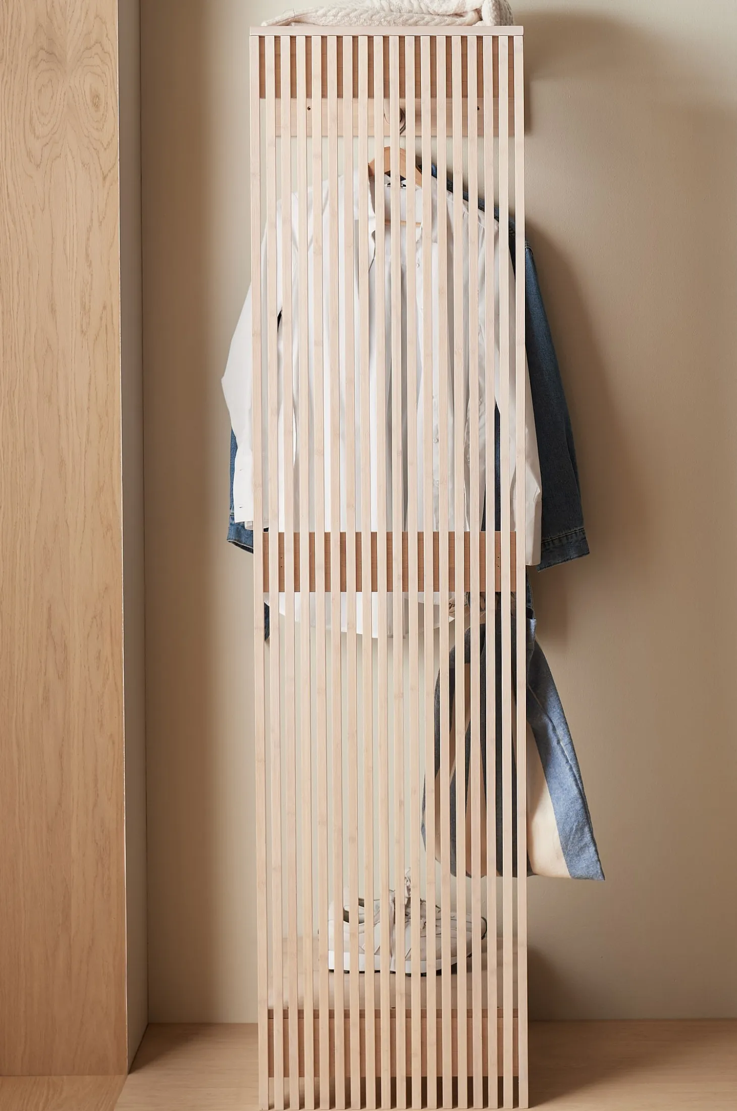 Eteisen varastointi / takkinaulakko Stripe
