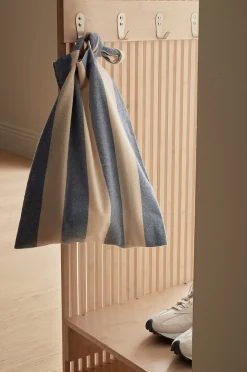 Eteisen varastointi / takkinaulakko Stripe
