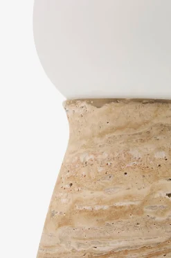 Okeni-pöytävalaisin travertiinista ja lasista.