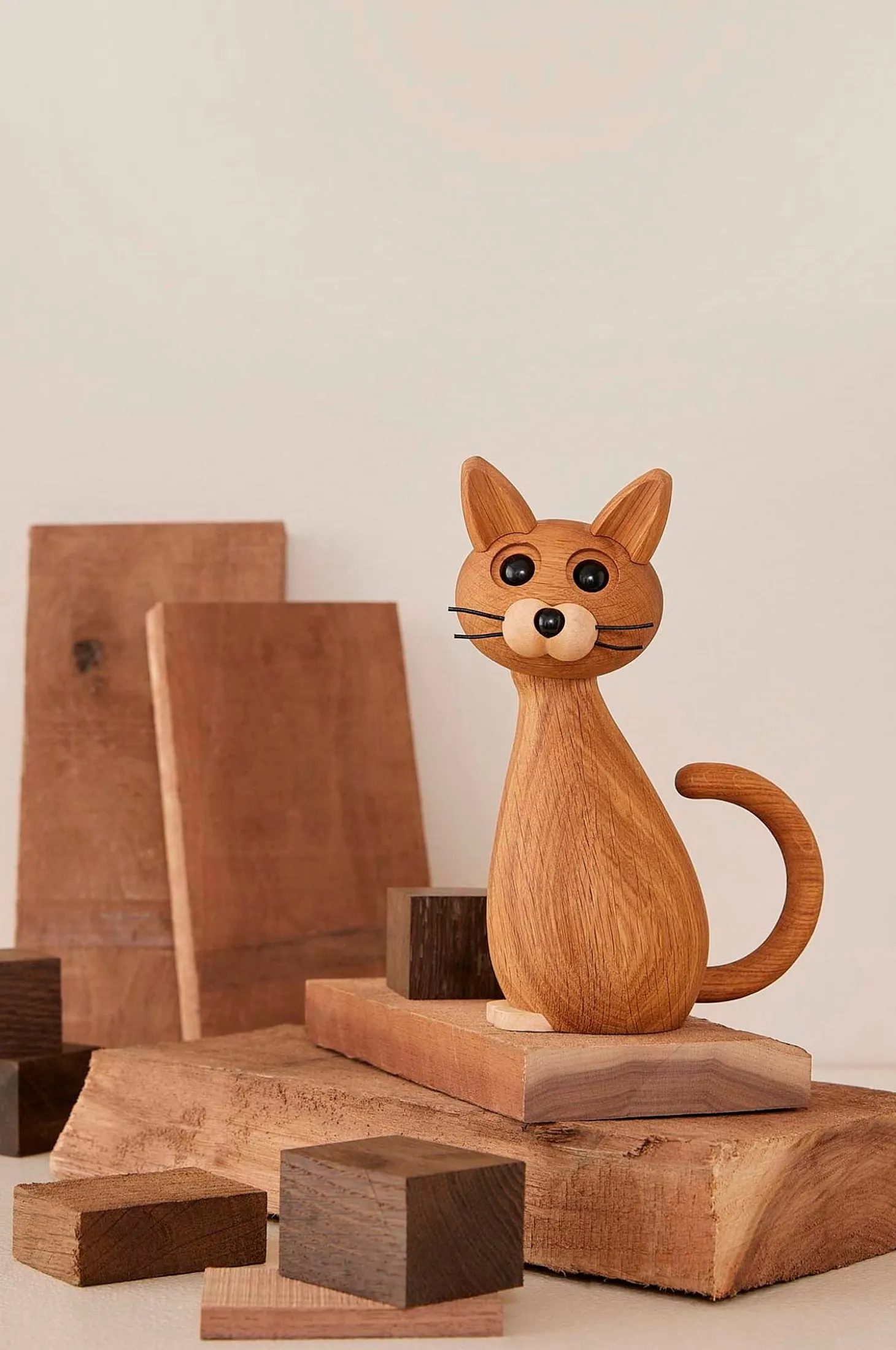 Puukoriste kissa Brave, 24 cm, tammea