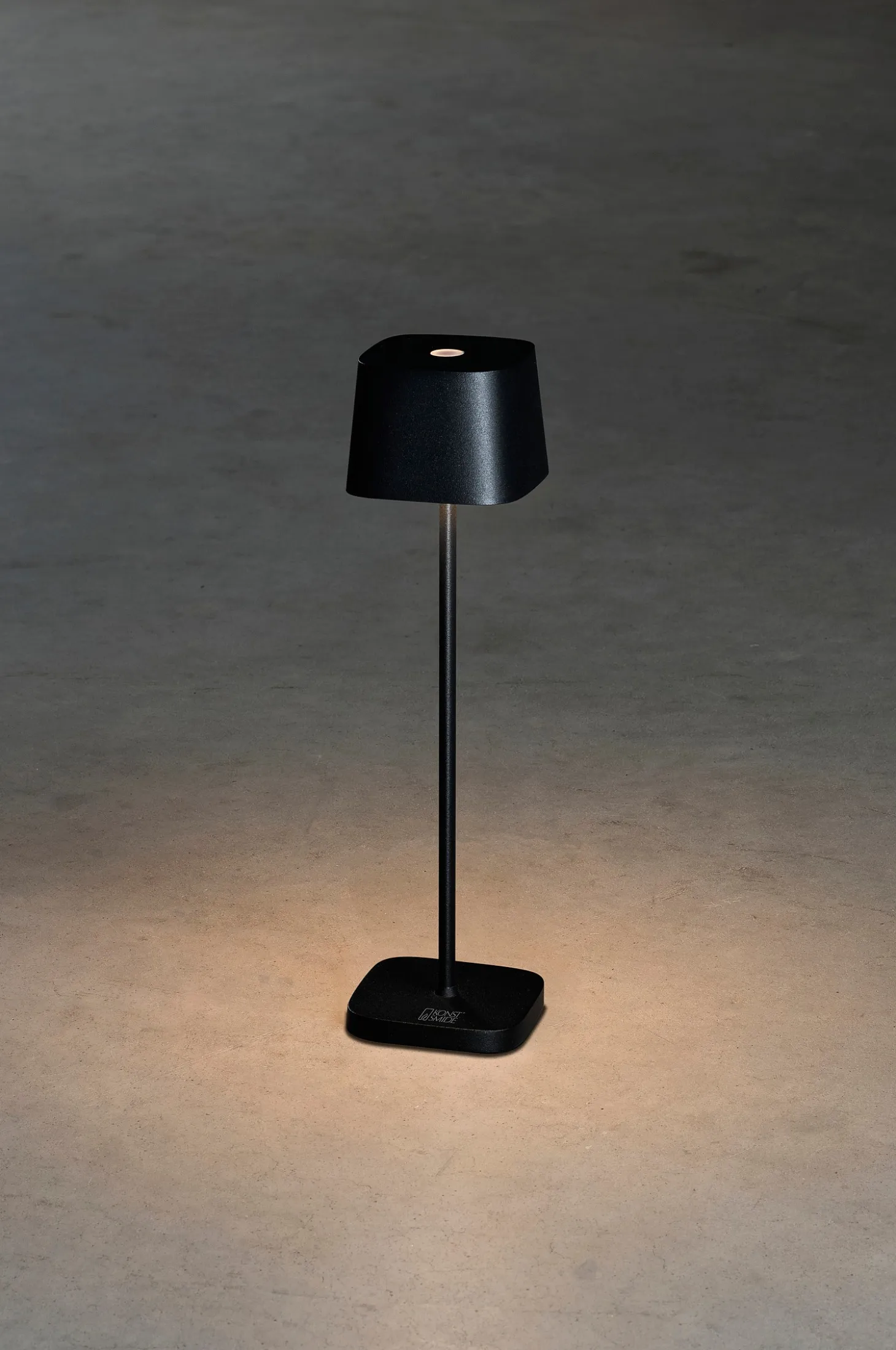 Pöytävalaisin Capri USB, korkeus 20 cm