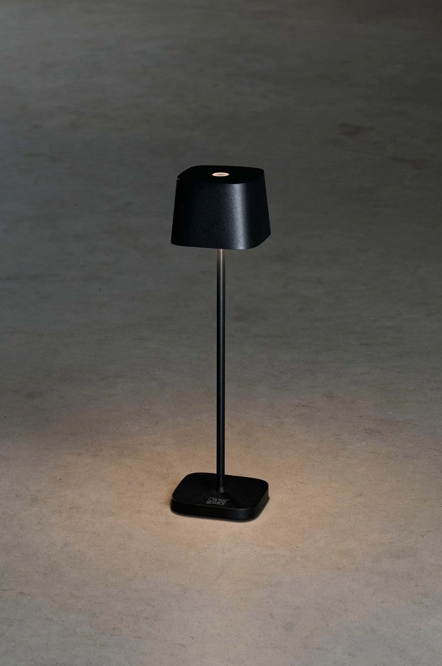 Pöytävalaisin Capri USB, korkeus 20 cm