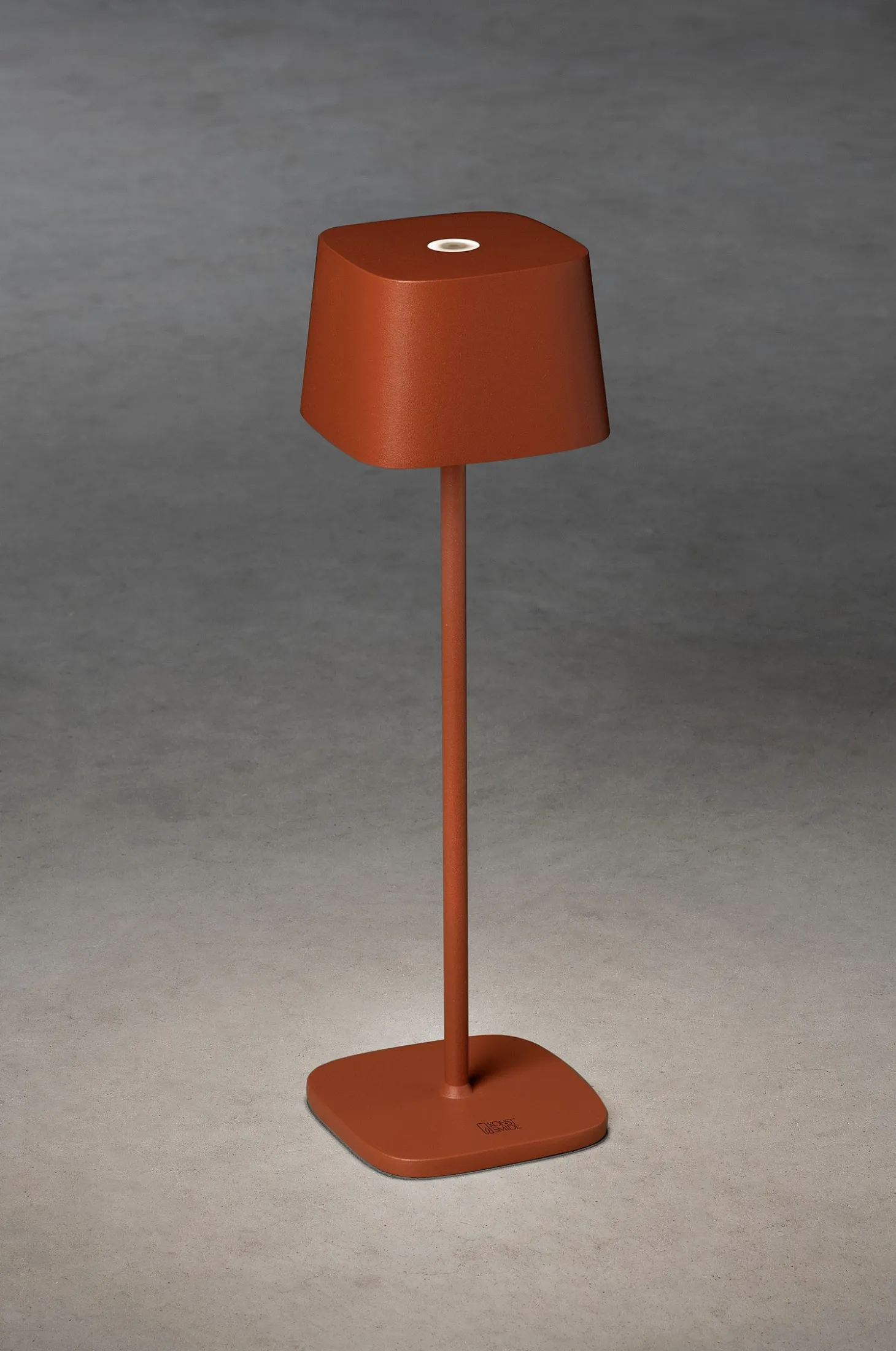Pöytävalaisin Capri USB, korkeus 36 cm