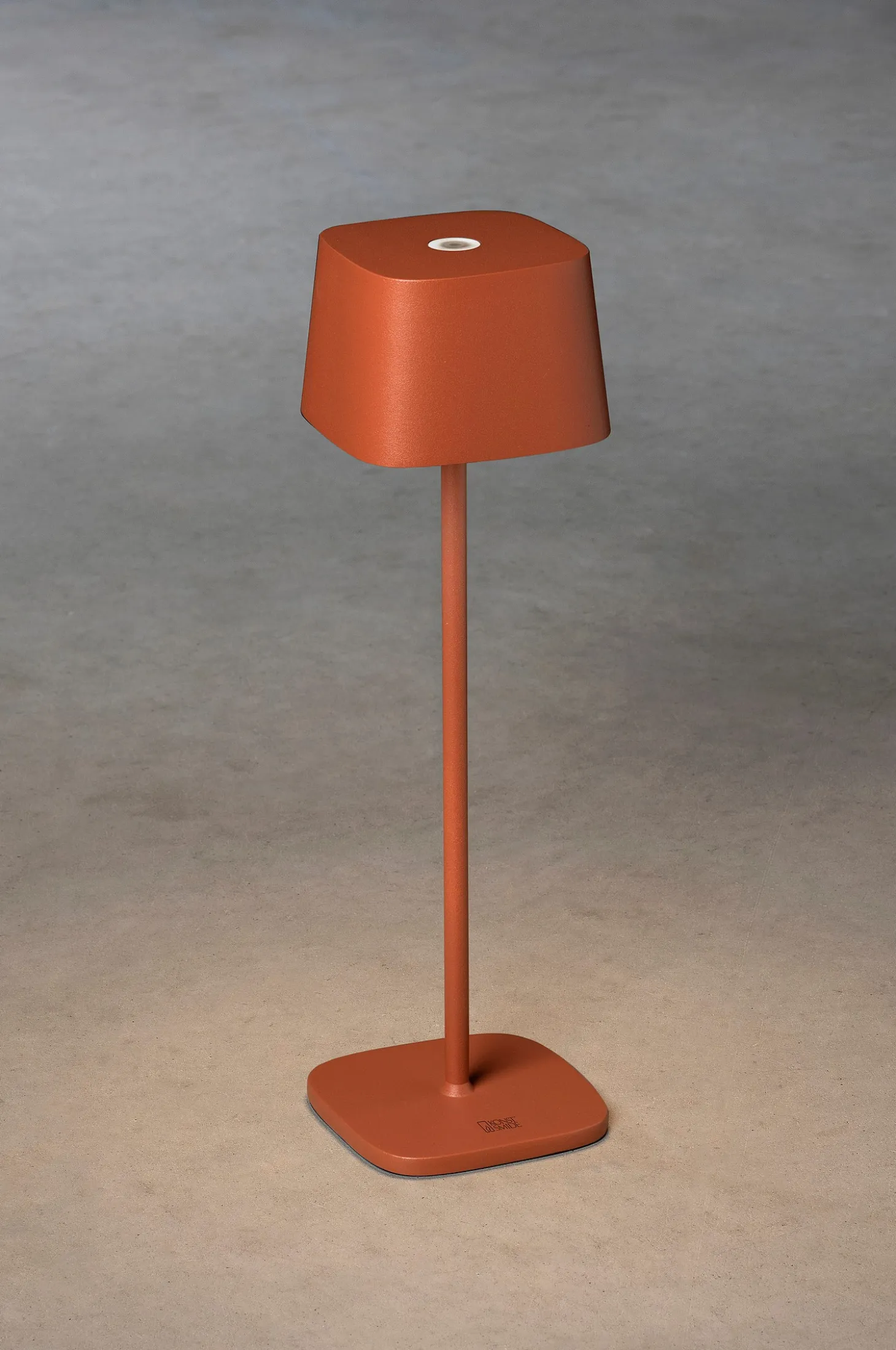 Pöytävalaisin Capri USB, korkeus 36 cm