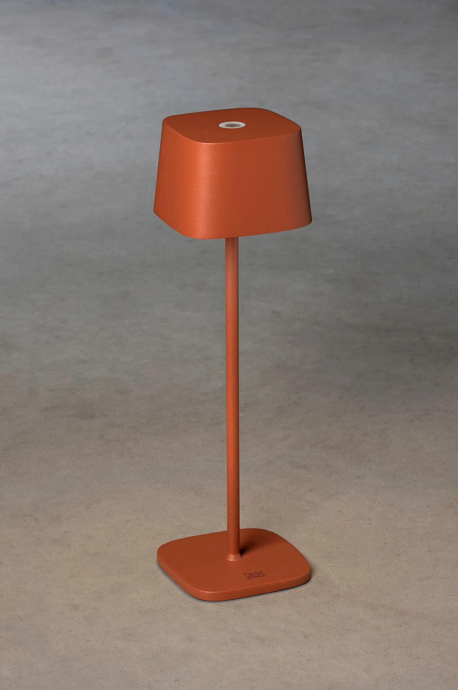Pöytävalaisin Capri USB, korkeus 36 cm