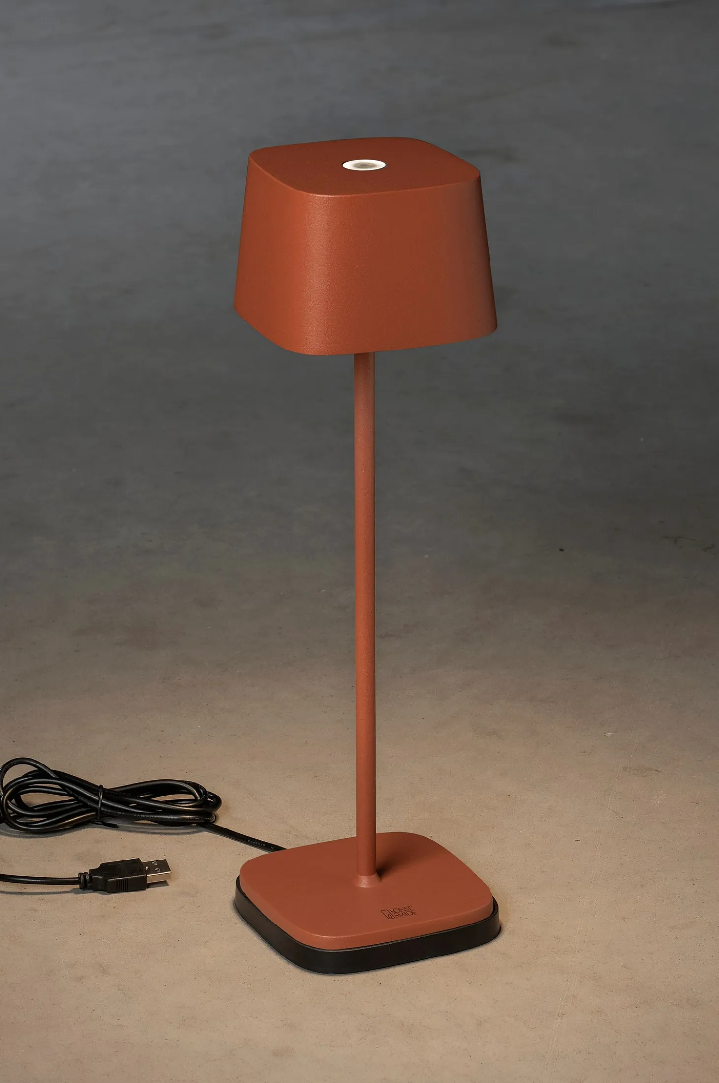 Pöytävalaisin Capri USB, korkeus 36 cm
