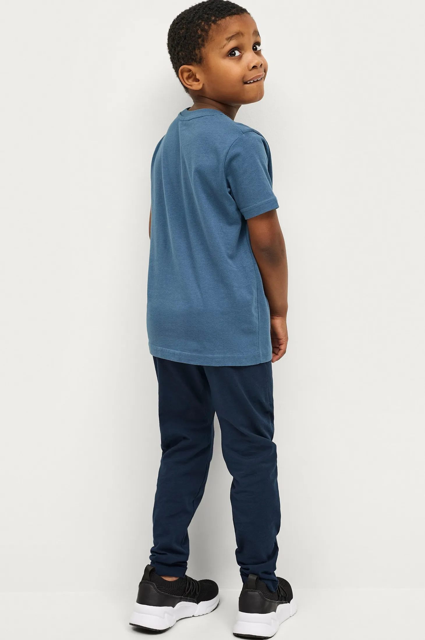 T-paita + housut Jeffrey Set